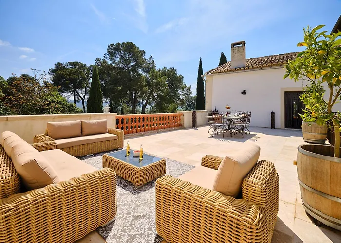 Emilienne Βίλα *